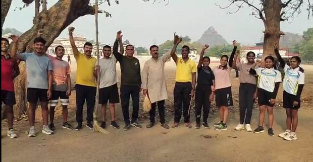 ऐतिहासिक नरहरदेव स्कूल ग्राउंड में चलाई मुहिम