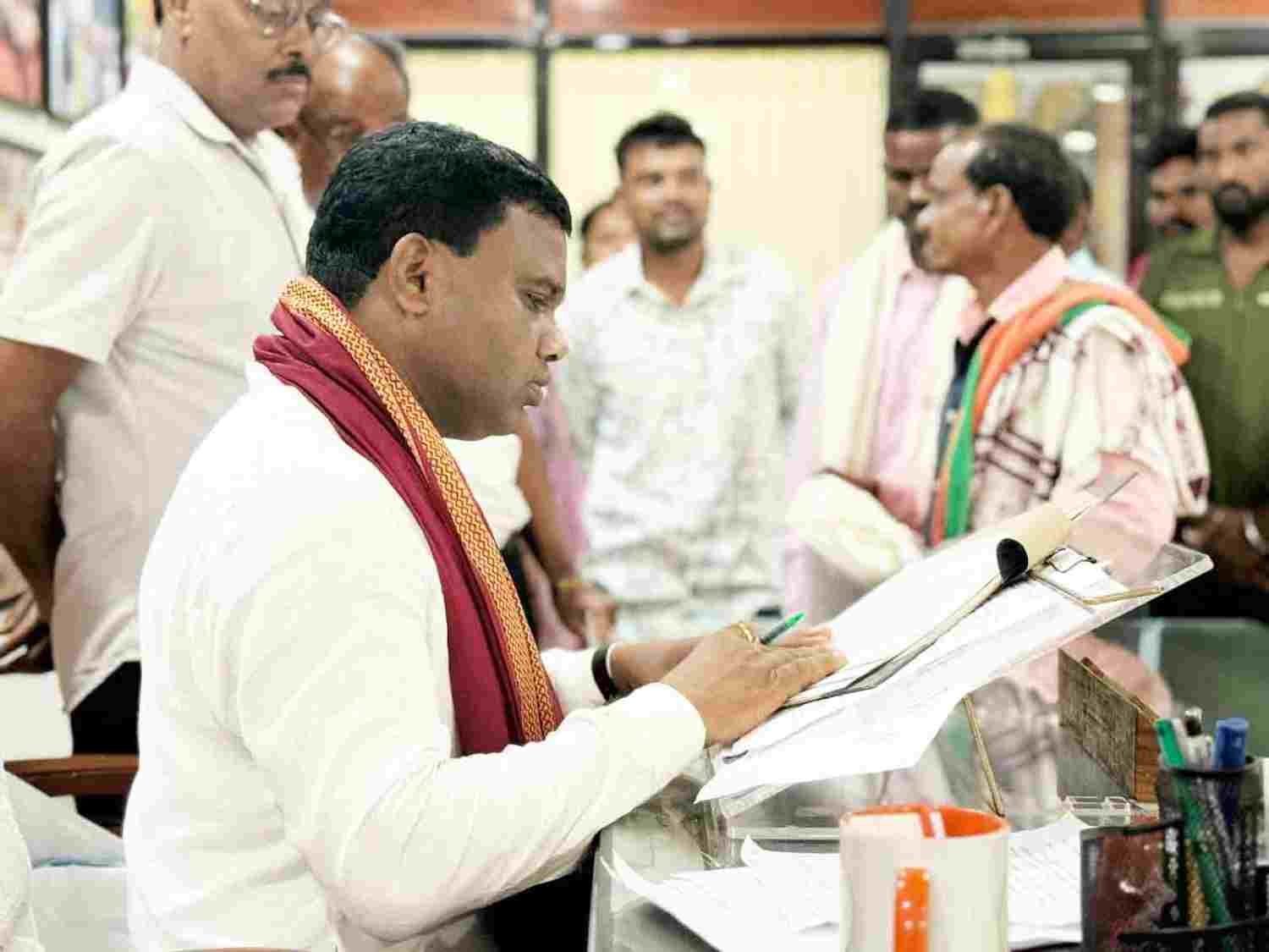 अँगना से मायूस नहीं जाता कोई…
